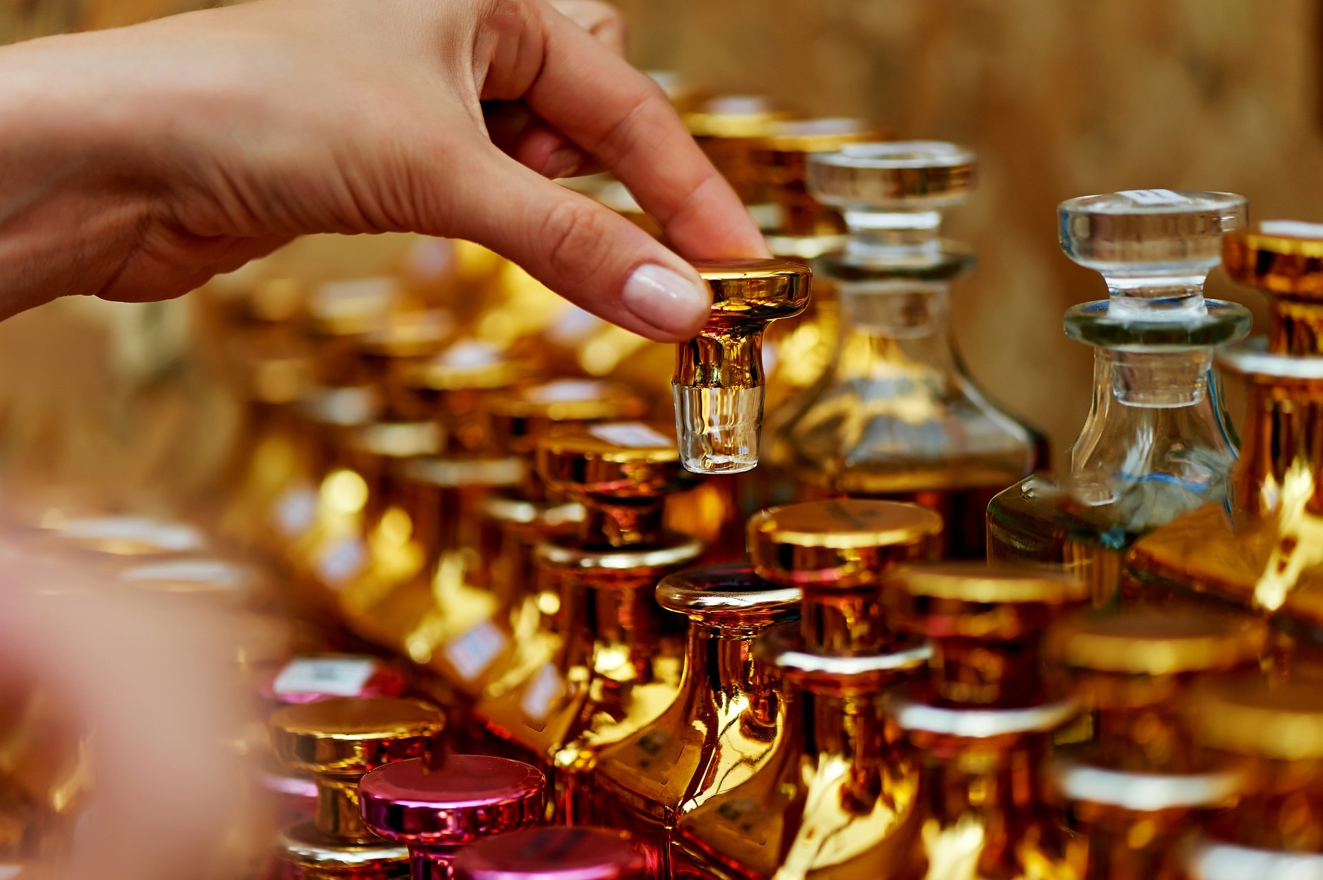Main saisissant un flacon de parfum