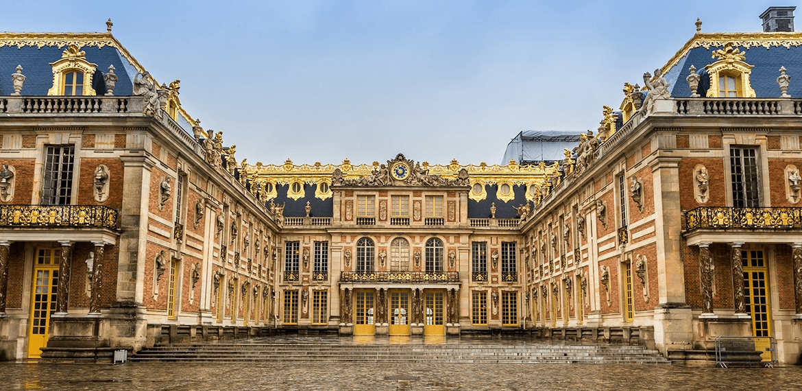 Trois meubles incontournables du Château de Versailles