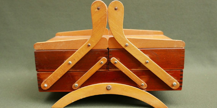 Meuble ancien de couturière