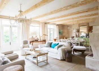 Salle à manger et salon de la maison rustique