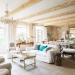 Salle à manger et salon de la maison rustique