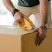 personne préparant son carton pour le déménagement