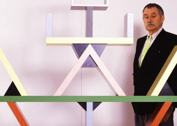 Portrait d'Ettore Sottsass devant sa bibliothèque