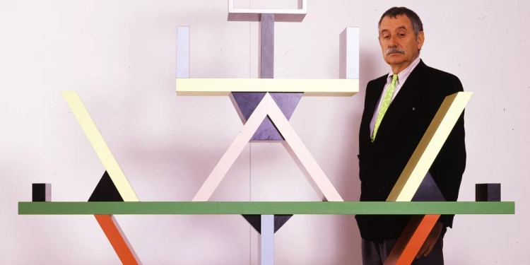 Portrait d'Ettore Sottsass devant sa bibliothèque