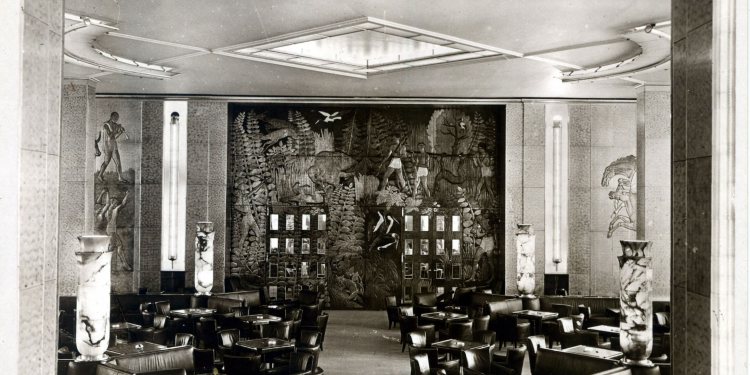 Intérieur du paquebot Normandie. Le fumoir des premières classes.
