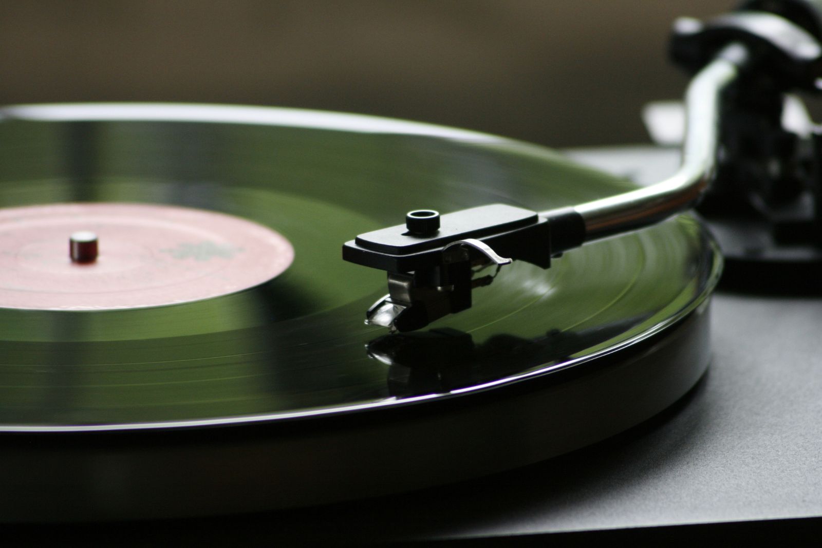Des meubles québécois pour les amateurs de vinyles