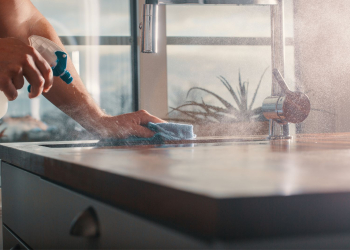 Ne frottez plus pour rien : ces 5 astuces d’experts dégraissent vos meubles de cuisine en un rien de temps !