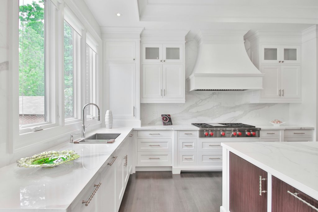 Cuisine minimaliste bien organisée