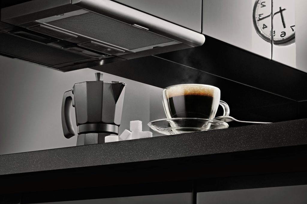 Cuisine noire mate avec du café et du sucre sur la table