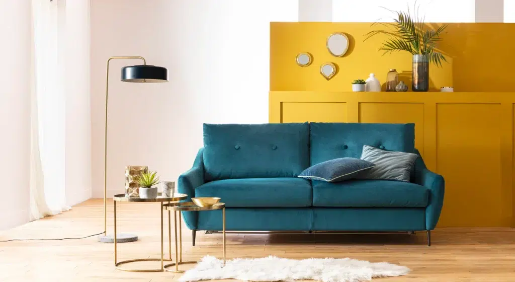 canape bleu turquois dans un salon aux couleurs chaudes