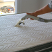 Taches jaunes sur le matelas : les solutions naturelles pour le nettoyer en profondeur