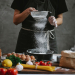 Fini l’îlot central ? Cette nouvelle tendance rustique transforme nos cuisines