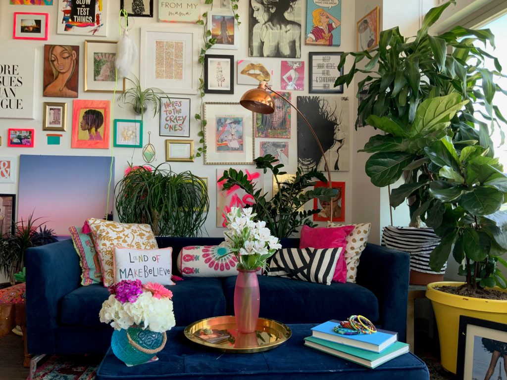 salon avec style maximaliste plein en couleurs