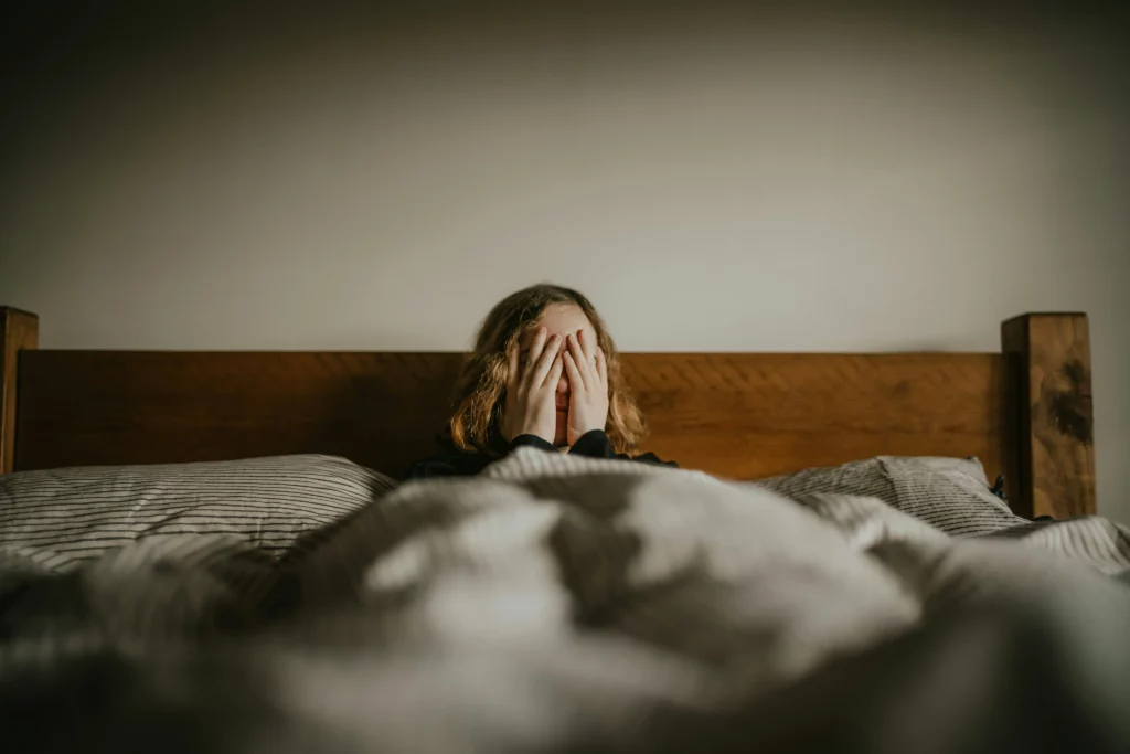 Femme désespérée dans son lit