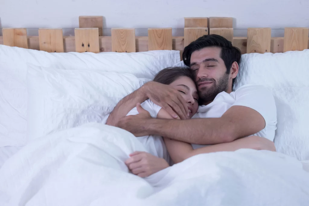 Couple heureux dans leur lit