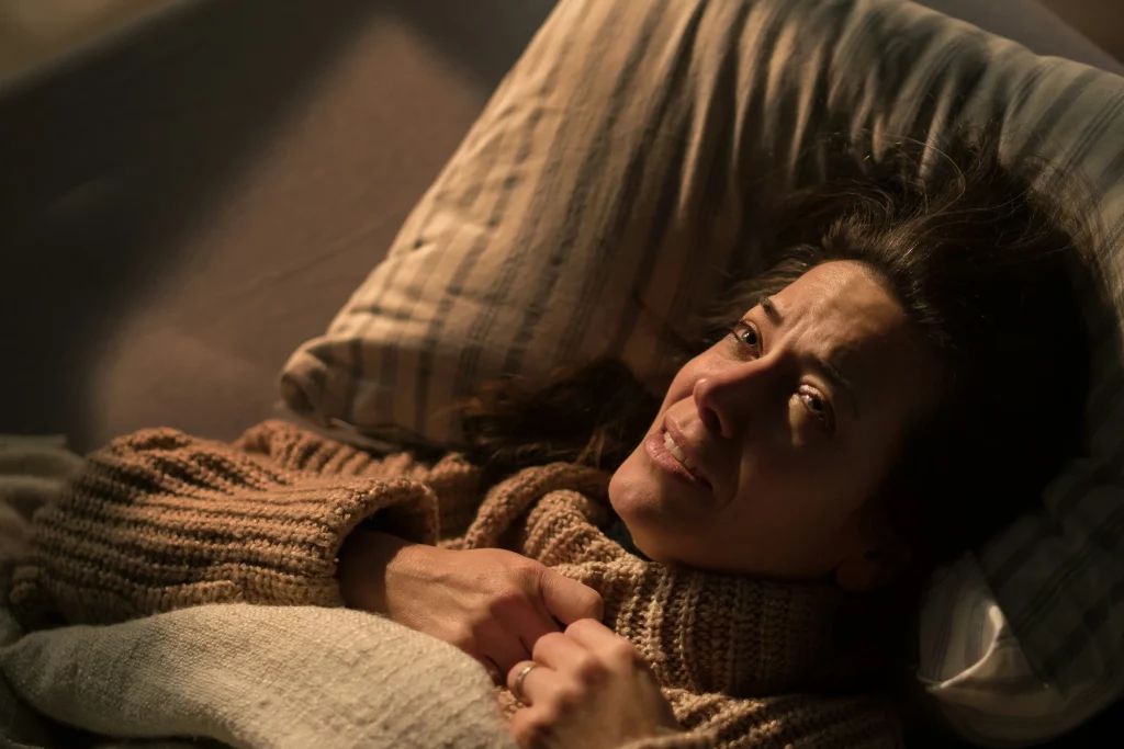 Femme triste dans son lit
