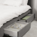 Gagner de la place sans compromis : les meilleures solutions de rangement sous le lit