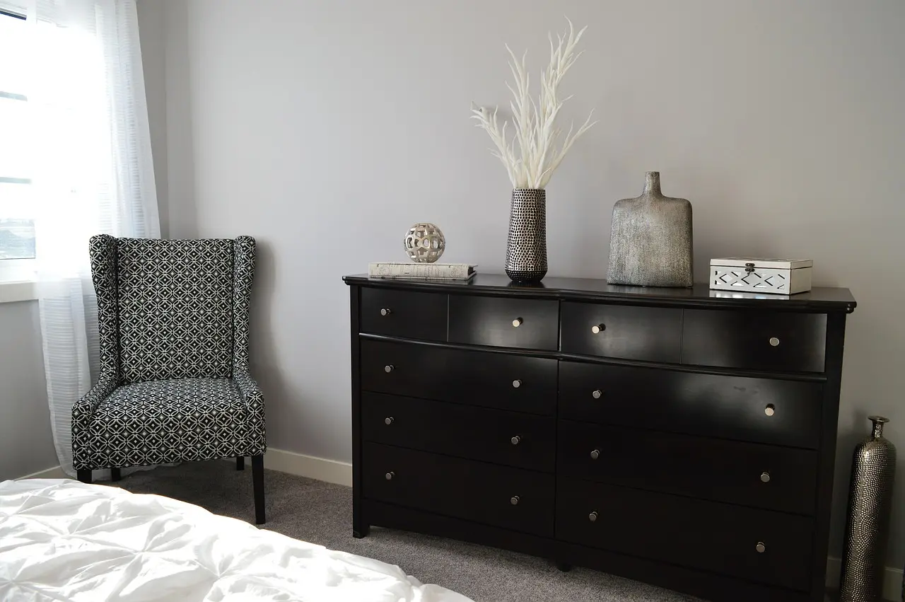Fauteuil dans une chambre à coucher