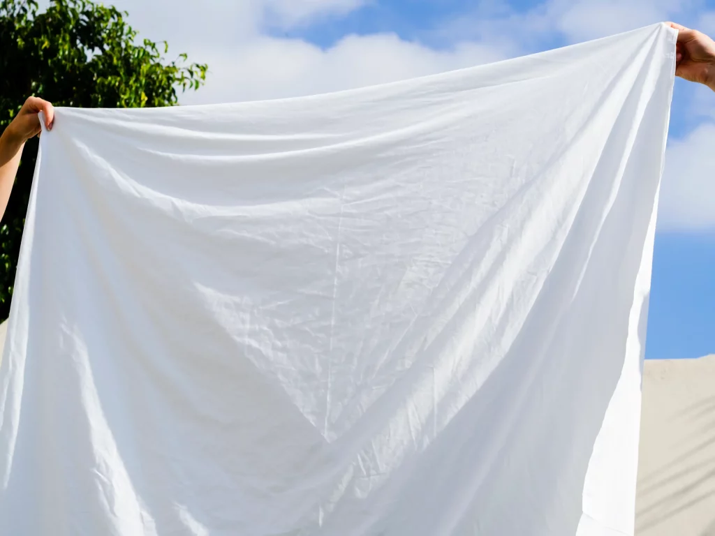 Drap blanc étendu à l’extérieur au soleil 