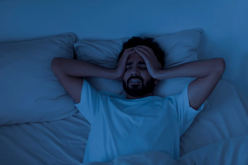Homme avec des problèmes d'insomnie la nuit