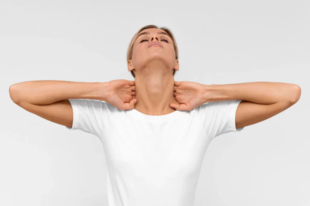 Vue de face de la femme faisant des exercices de physiothérapie pour le cou