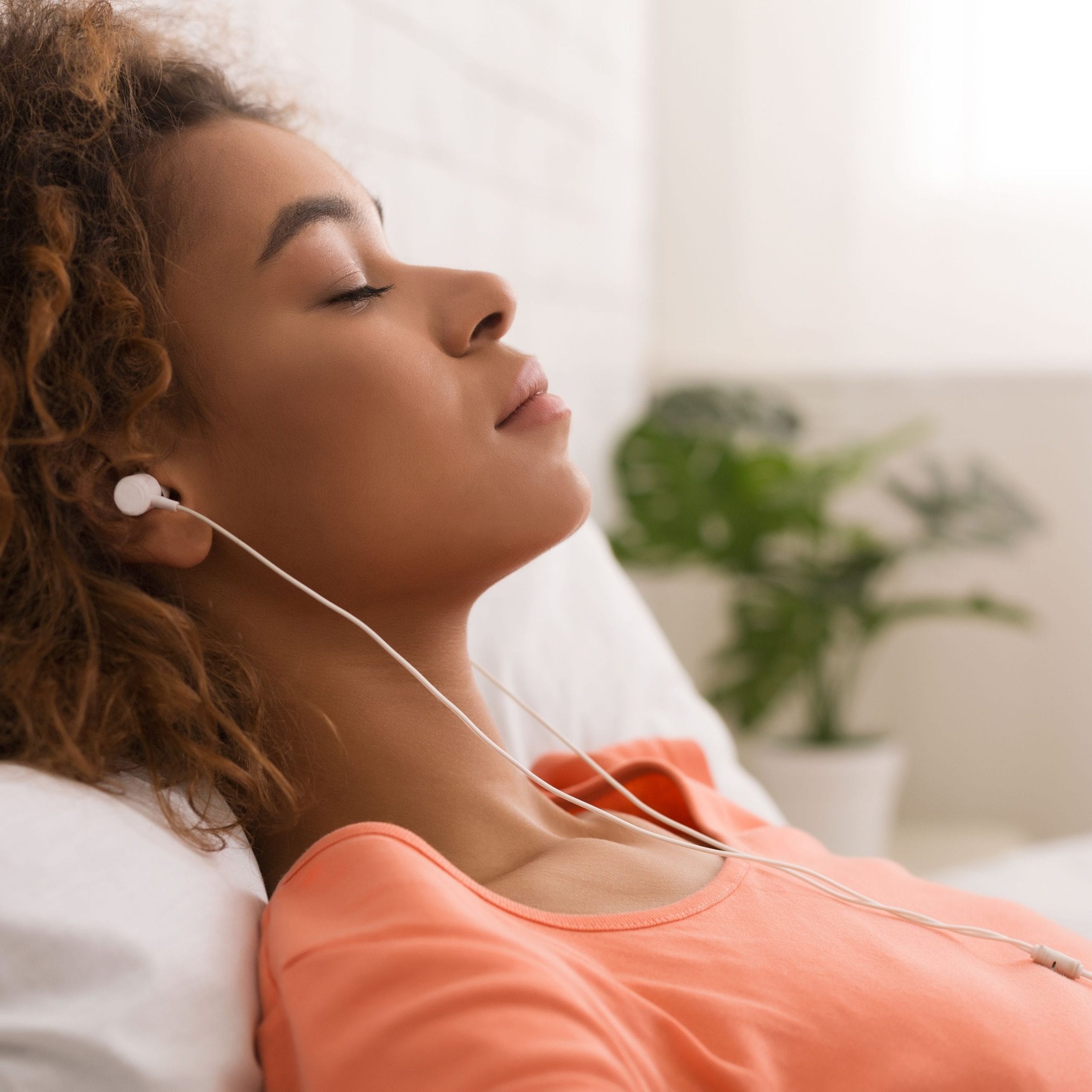 Musique pour s’endormir : bonne ou mauvaise idée ? Voici ce que disent les experts