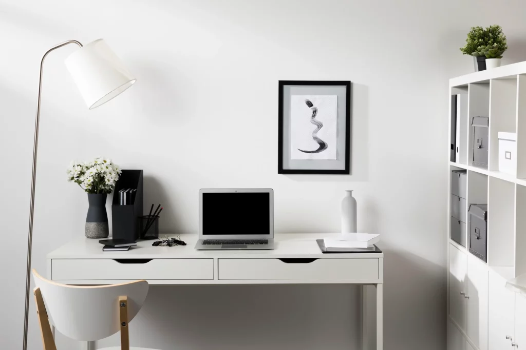 Un espace de travail propre et ordonné avec un ordinateur portable