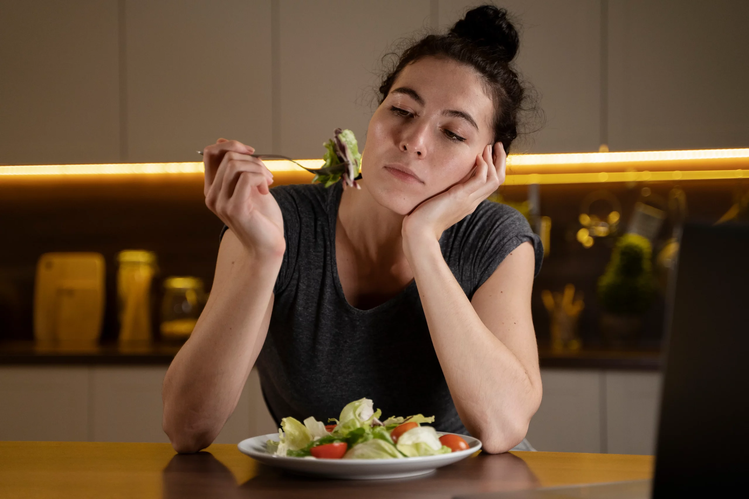 Femme essayant de manger sainement à la maison