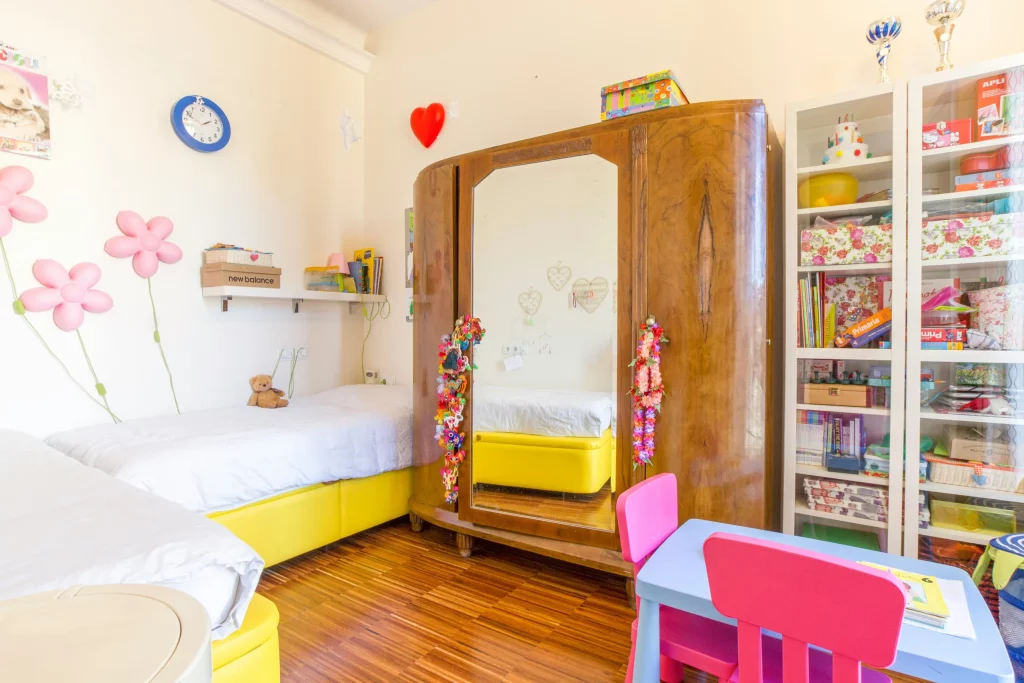 Chambre d'enfant en beige sable