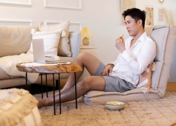 Personne profitant d'un moment de détente à la maison avec une assise japonaise