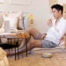 Personne profitant d'un moment de détente à la maison avec une assise japonaise