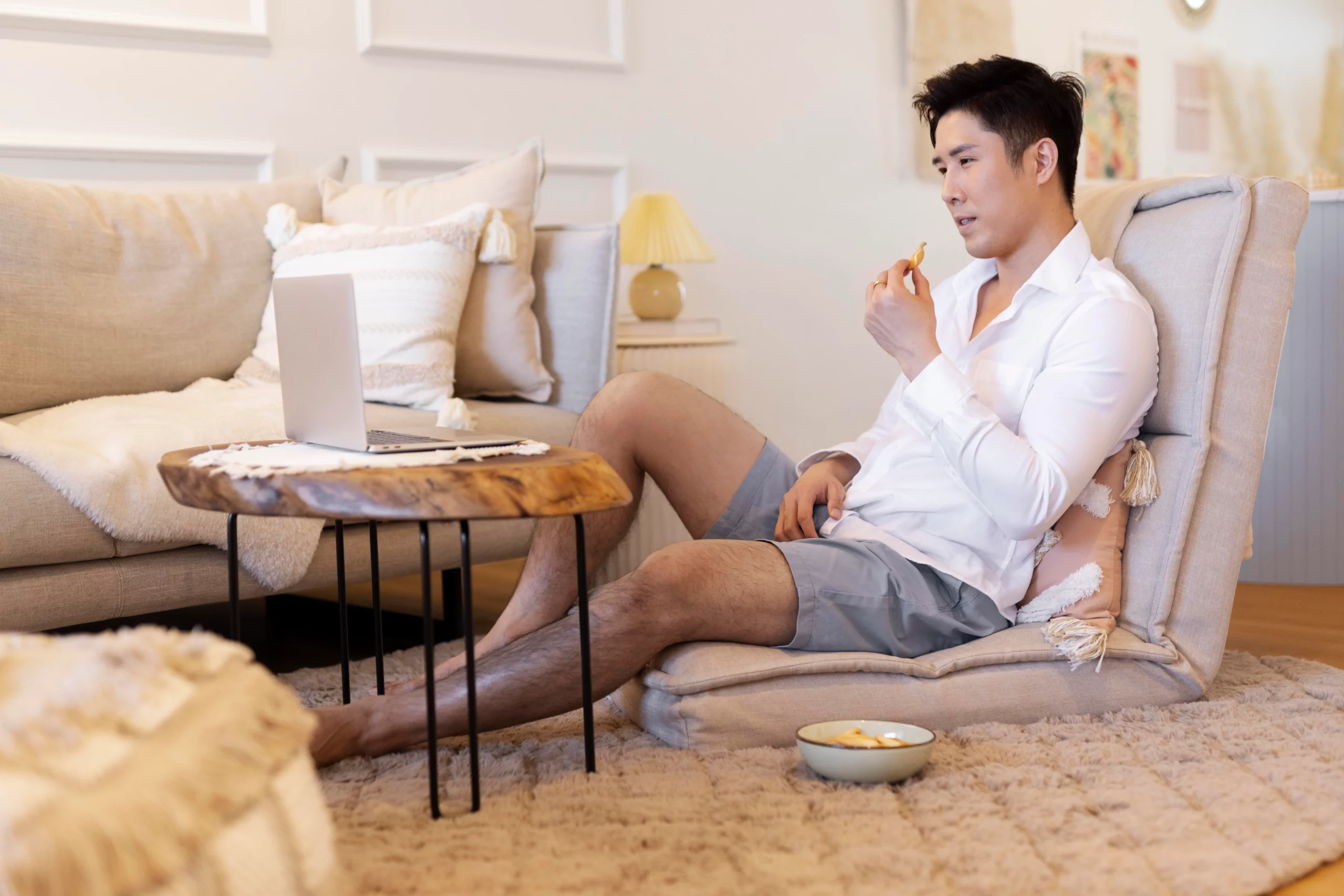 Personne profitant d'un moment de détente à la maison avec une assise japonaise