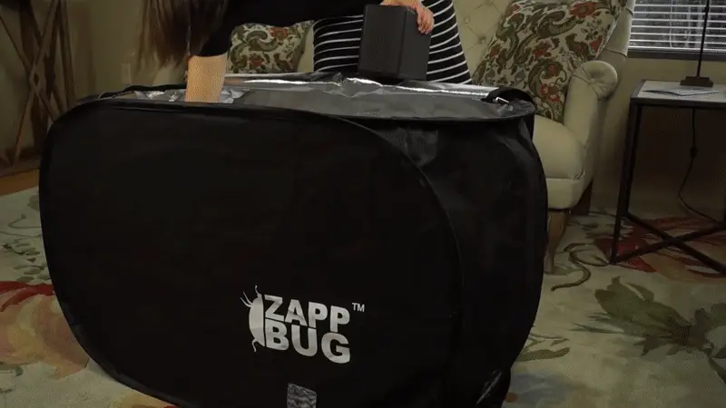 Personne utilisant le ZappBug Heater