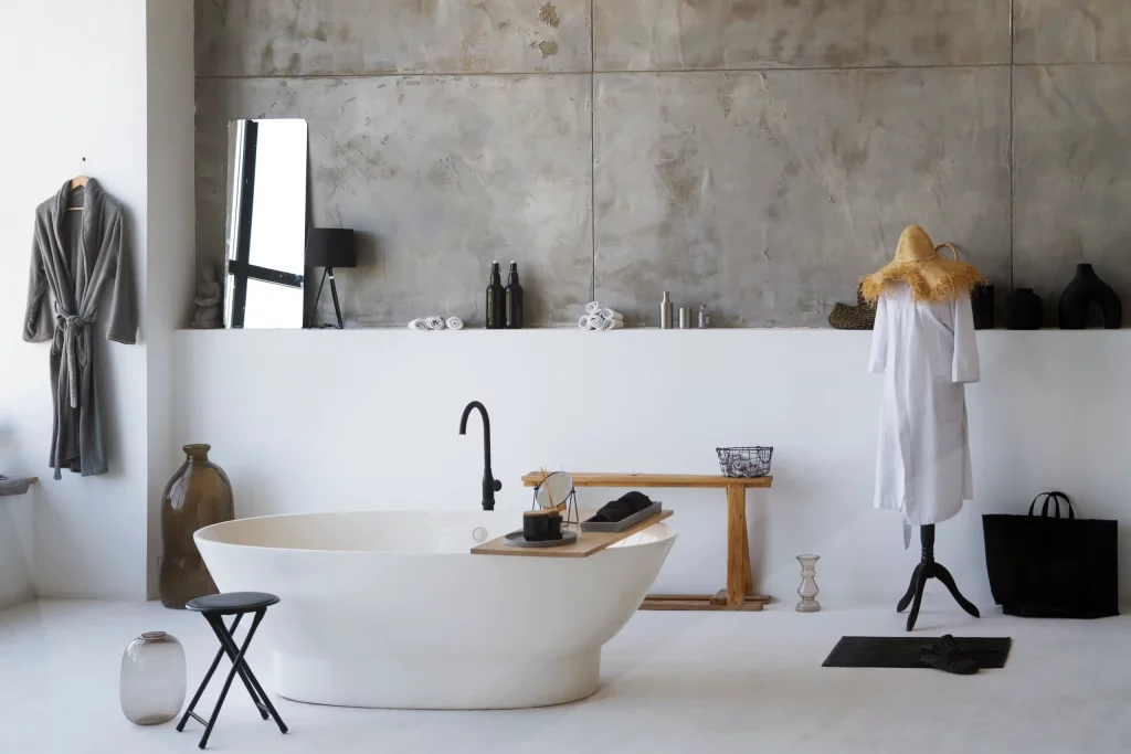 Salle de bain moderne avec sol en béton ciré.