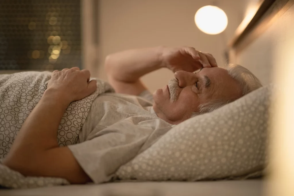 Homme senior n'arrivant pas à dormir dans son lit