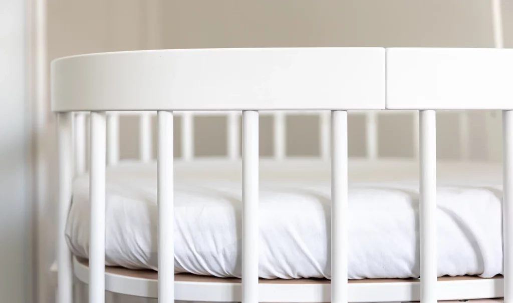 Lit bébé rond blanc avec matelas blanc