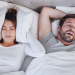 Homme ronflant dans le lit à cote de sa femme