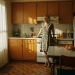 Femme dans une cuisine des années 80