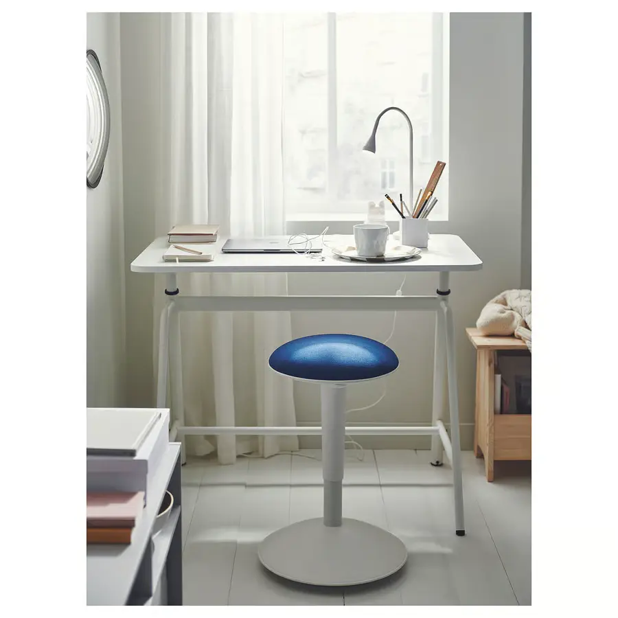 Bureau assis/debout, blanc dans une chambre