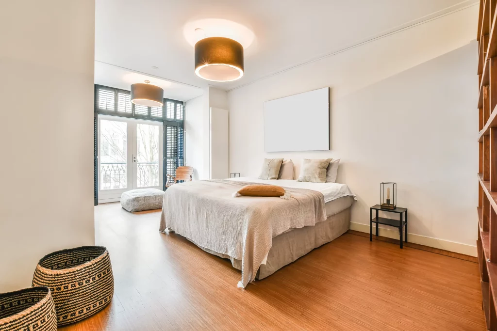Chambre moderne avec grand lit et lumière naturelle.