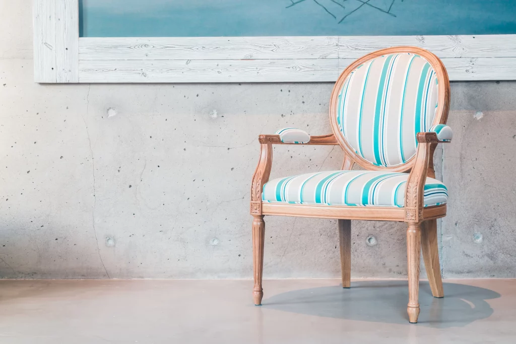 Chaise en tissu avec des rayures bleu et blanc