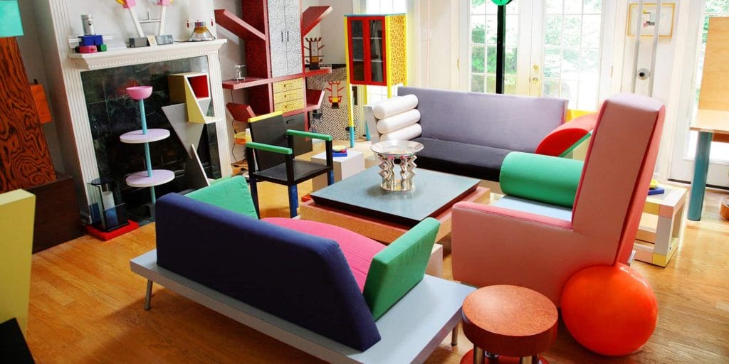 Intérieur avec des meubles style Memphis