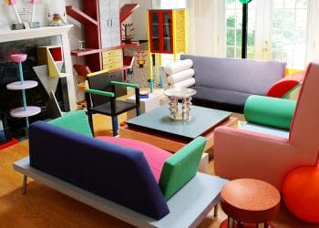 Intérieur avec des meubles style Memphis