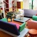 Intérieur avec des meubles style Memphis