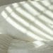Lit fait, garni d'une couette et d'oreillers blancs